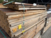 Ca. 315x guyana teak palen fijnbezaagd, 40x40mm - afbeelding 2 van  3