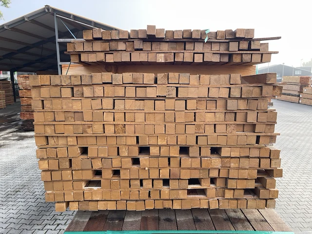Ca. 315x guyana teak palen fijnbezaagd, 40x40mm - afbeelding 3 van  3