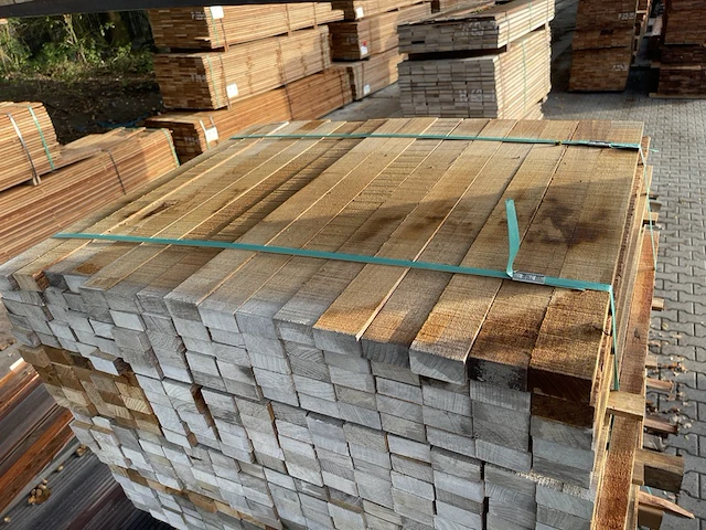 Ca. 320x ipé regels fijnbezaagd, 27x50mm, lengte 65cm - afbeelding 1 van  3