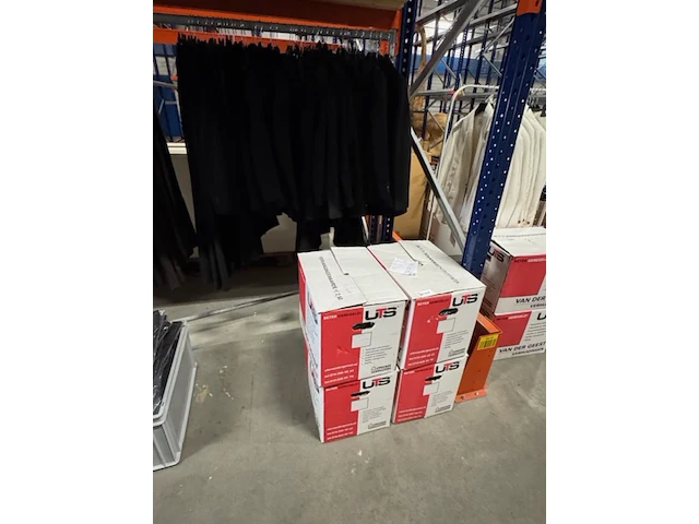 Ca. 32x broek en 64x colbert, suitss me, off-beat en daily food, just black - afbeelding 13 van  13