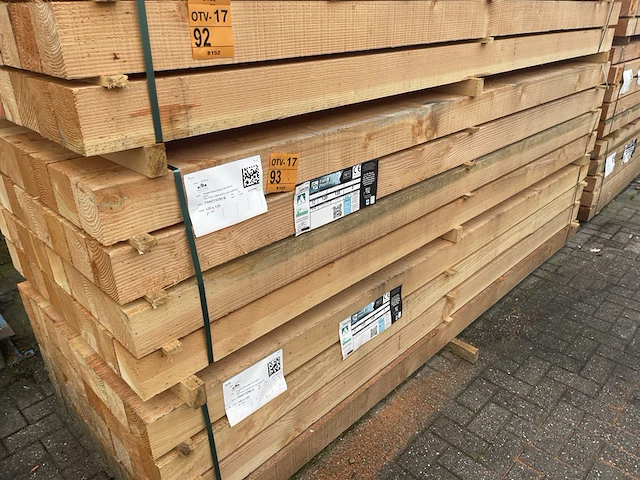 Ca. 32x douglas balken fijnbezaagd, 120x120mm, lengte 300cm - afbeelding 4 van  4