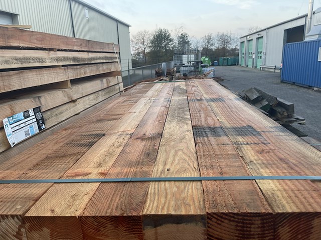 Ca. 32x douglas balken fijnbezaagd, 120x120mm, lengte 300cm - afbeelding 1 van  3