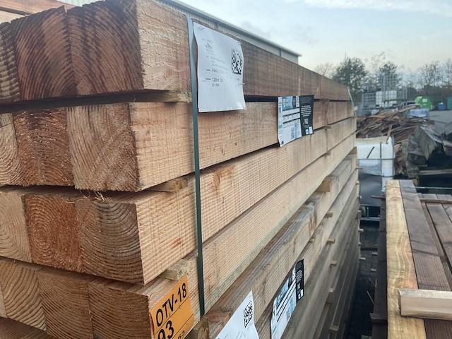 Ca. 32x douglas balken fijnbezaagd, 120x120mm, lengte 300cm - afbeelding 2 van  3