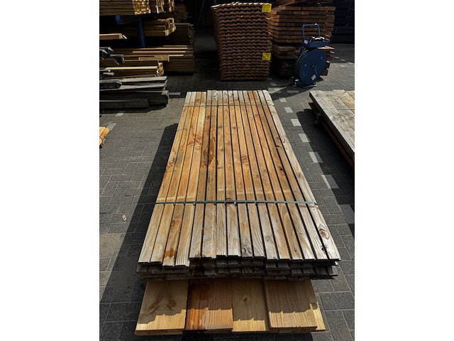 Ca. 32x douglas rhombus profiel - enkelzijdig , 2,8 x 14 x 180 cm - werkende breedte 13 cm - afbeelding 1 van  3