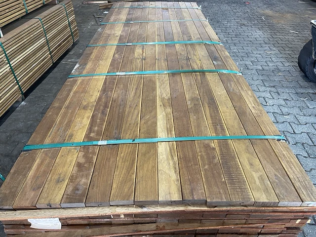 Ca. 336x guyana ipé planken geschaafd, 21x70mm, lengte 185cm - afbeelding 1 van  4