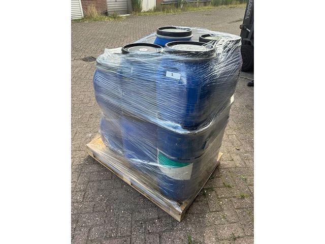 Ca. 350 liter watergedragen muurverf en terpentine gedragen aflak brink molijn - afbeelding 1 van  5