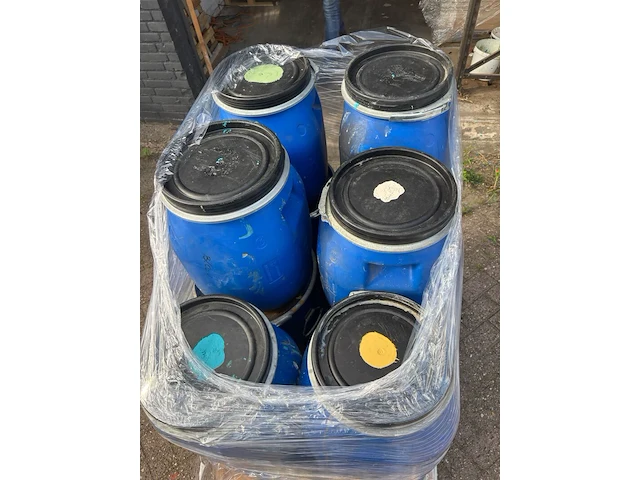 Ca. 350 liter watergedragen muurverf en terpentine gedragen aflak brink molijn - afbeelding 3 van  5
