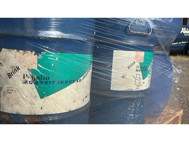 Ca. 350 liter watergedragen muurverf en terpentine gedragen aflak brink molijn - afbeelding 5 van  5