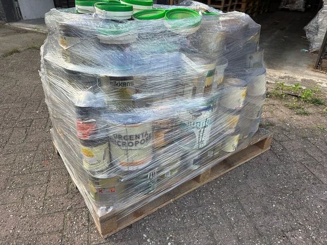 Ca. 350x lakverven en beits, o.a. sikkens en doelfray - afbeelding 1 van  3