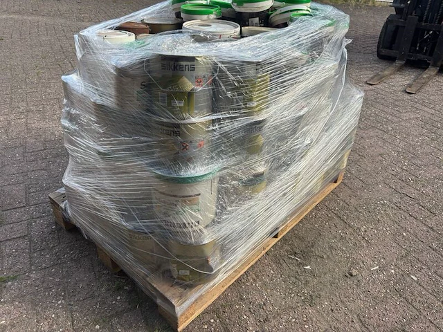 Ca. 350x lakverven en beits, o.a. sikkens en doelfray - afbeelding 2 van  3