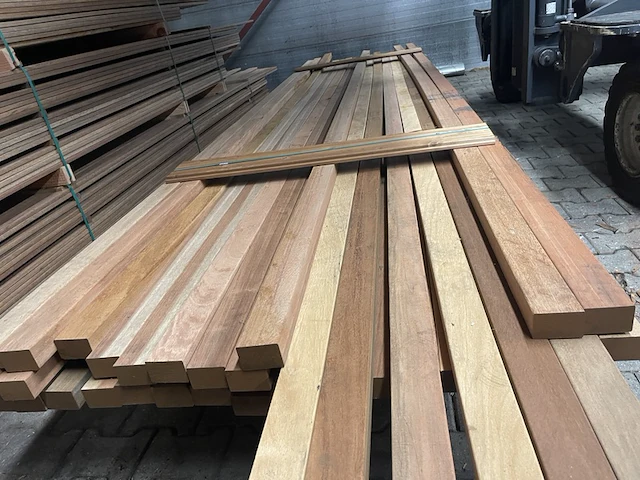 Ca. 35x cupiuba regels geschaafd, 45x68mm, lengte 29/450cm, 6/500cm - afbeelding 1 van  3