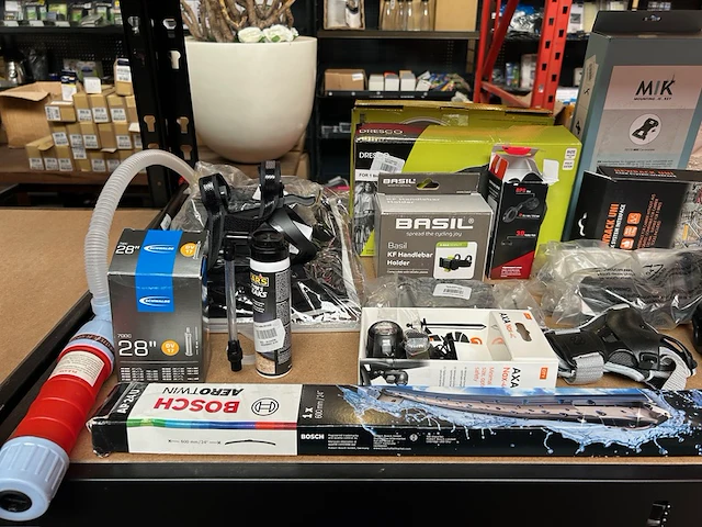 Ca. 35x diverse fietsaccessoires, w.o. shimano, thule,schwalbe - afbeelding 2 van  9