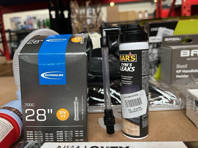 Ca. 35x diverse fietsaccessoires, w.o. shimano, thule,schwalbe - afbeelding 7 van  9