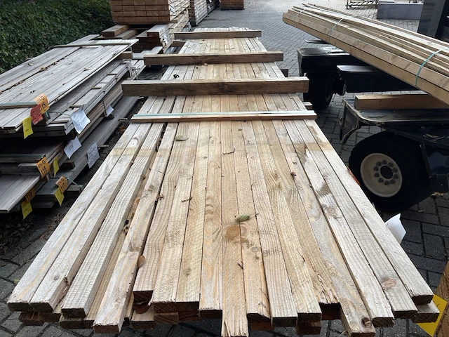 Ca. 35x douglas latten fijnbezaagd, 28x45mm, lengte 500cm - afbeelding 1 van  3
