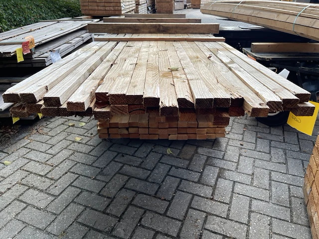 Ca. 35x douglas latten fijnbezaagd, 28x45mm, lengte 500cm - afbeelding 3 van  3