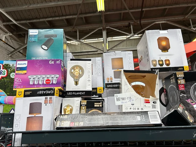Ca. 35x verlichting w.o. led lamp, wandlamp, w.o. philips, osram, lucide - afbeelding 1 van  6