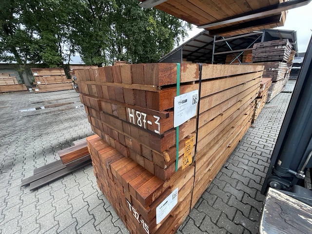 Ca. 36x angelim pedra palen fijnbezaagd, 78x78mm, lengte 300cm - afbeelding 2 van  3