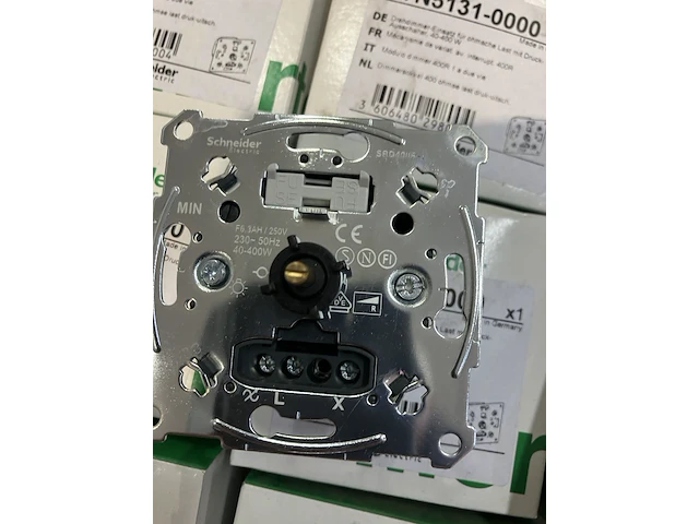 Ca. 36x schneider electric/merten dimmer 40-400w - afbeelding 1 van  3