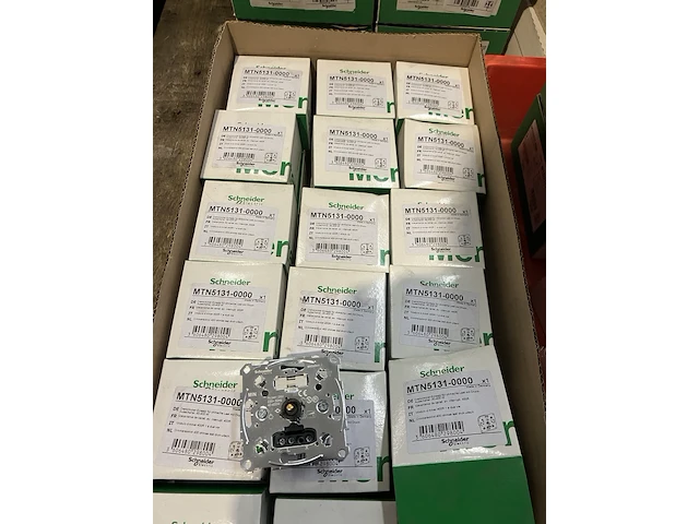 Ca. 36x schneider electric/merten dimmer 40-400w - afbeelding 3 van  3