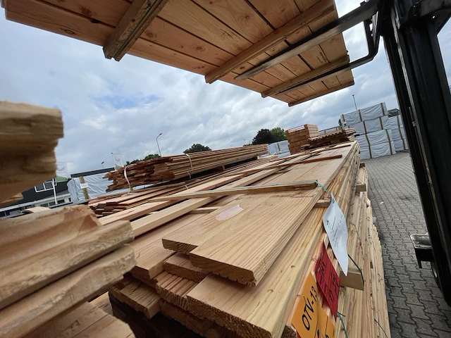 Ca. 37x douglas vlonderplanken, 25x140mm, lengte 400cm - afbeelding 1 van  3