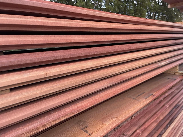 Ca. 37x massaranduba damwand-/ paardenboxprofiel, 28x195mm, lengte 400cm - afbeelding 2 van  3