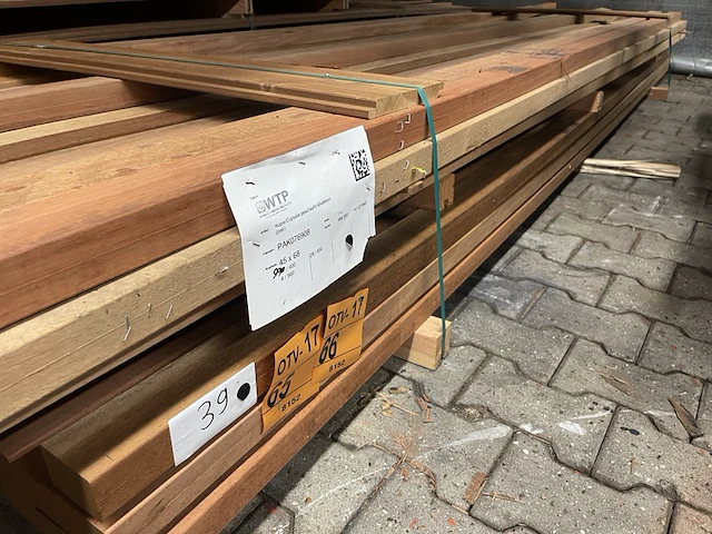 Ca. 39x cupiuba regels geschaafd, 45x68mm, lengte 400cm - afbeelding 2 van  3