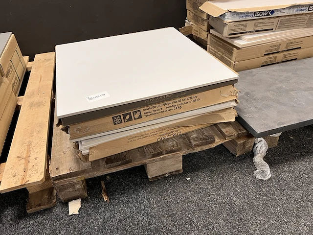 Ca. 4 m² vloertegels - afbeelding 1 van  3