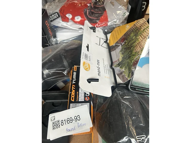 Ca. 40x diverse fietsonderdelen en -accessoires, w.o. axa, basil, bosch, thule - afbeelding 3 van  13