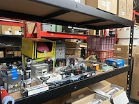 Ca. 40x diverse fietsonderdelen en -accessoires, w.o. axa, basil, bosch, thule - afbeelding 1 van  13
