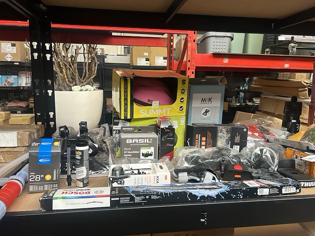 Ca. 40x diverse fietsonderdelen en -accessoires, w.o. axa, basil, bosch, thule - afbeelding 6 van  13