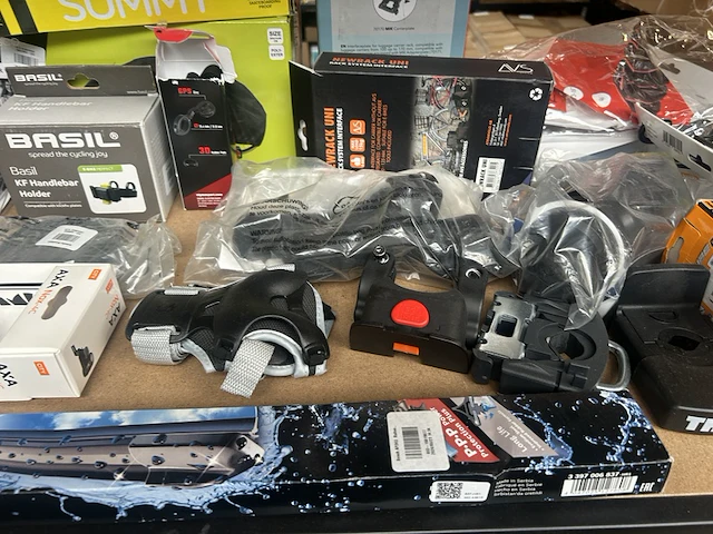 Ca. 40x diverse fietsonderdelen en -accessoires, w.o. axa, basil, bosch, thule - afbeelding 8 van  13