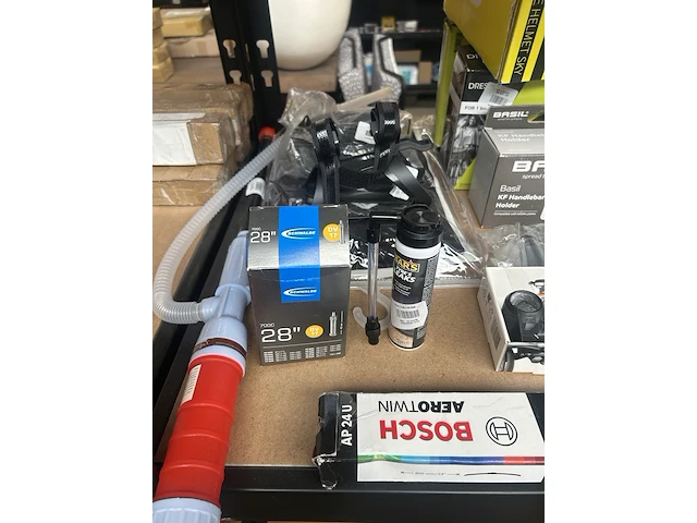 Ca. 40x diverse fietsonderdelen en -accessoires, w.o. axa, basil, bosch, thule - afbeelding 10 van  13