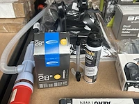 Ca. 40x diverse fietsonderdelen en -accessoires, w.o. axa, basil, bosch, thule - afbeelding 10 van  13