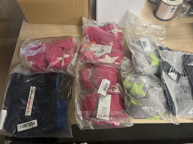Ca. 40x diverse (sport)kleding en accessoires, w.o. adidas, ultrasport - afbeelding 1 van  7