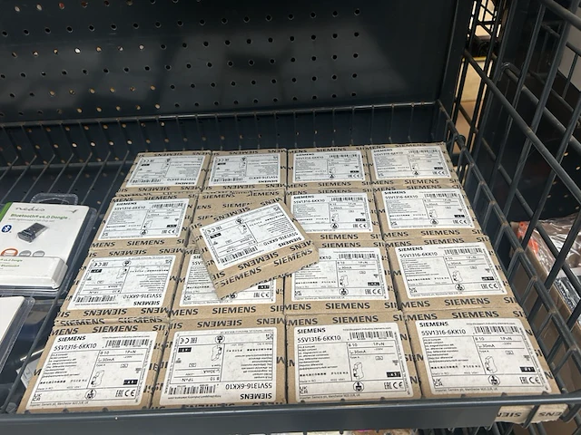 Ca. 40x diversen w.o. siemens aardlekautomaten, bluetooth dongles - afbeelding 2 van  6