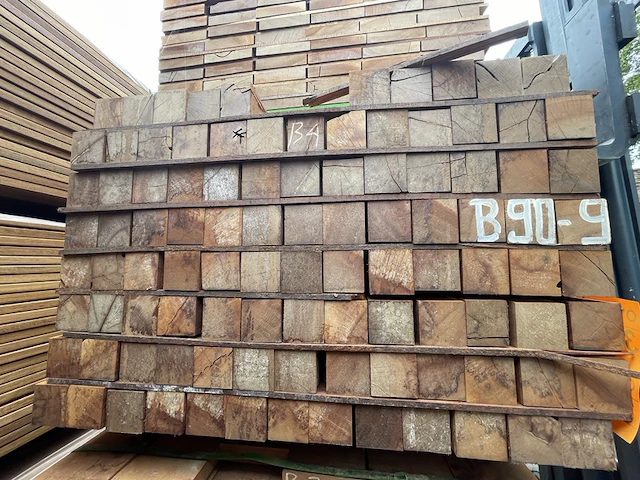 Ca. 40x massaranduba palen fijnbezaagd , 70x70mm, lengte 20/275cm 20/305cm - afbeelding 3 van  3