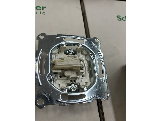 Ca. 40x schneider electric/merten spatwater schakelaar - afbeelding 2 van  2