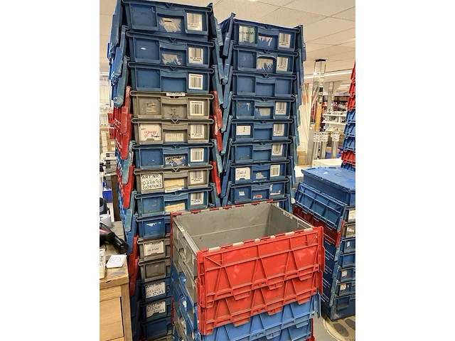 Ca. 40x verzendkratten met klapdeksel afsluitbaar - afbeelding 1 van  4