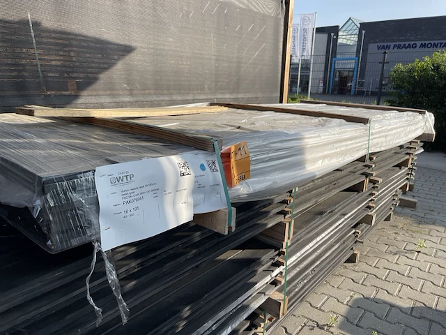 Ca. 40x zweeds rabat zwart gecoat, 16x195mm, lengte 300cm - afbeelding 2 van  3