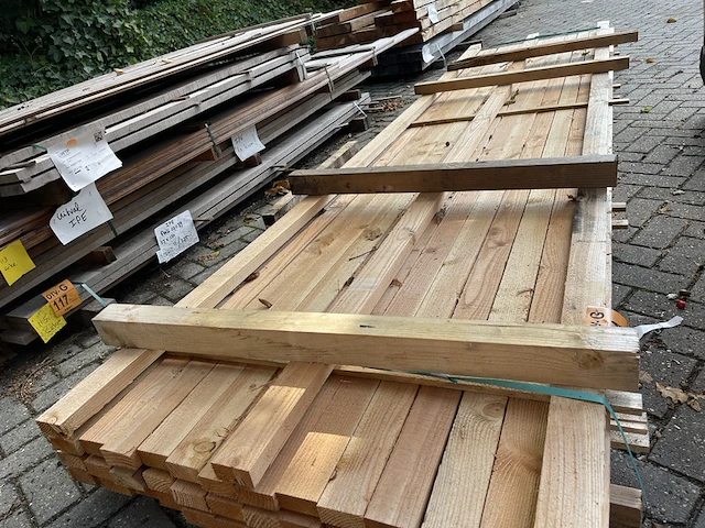 Ca. 42x douglas regels fijnbezaagd, 35x70mm, lengte 500cm - afbeelding 1 van  3