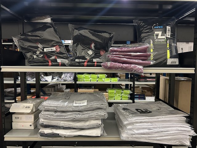 Ca. 45x diverse kleding w.o. vesten en t-shirts, lower east, rts, zigzag - afbeelding 1 van  5