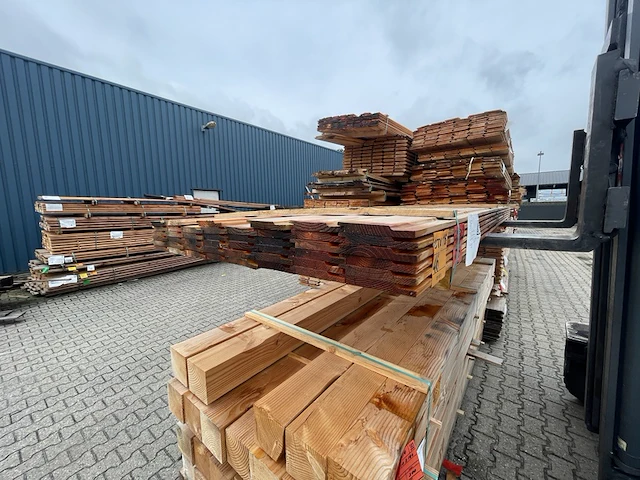 Ca. 46x douglas halfhoutsrabat, 18x130mm, lengte 300cm - afbeelding 2 van  3