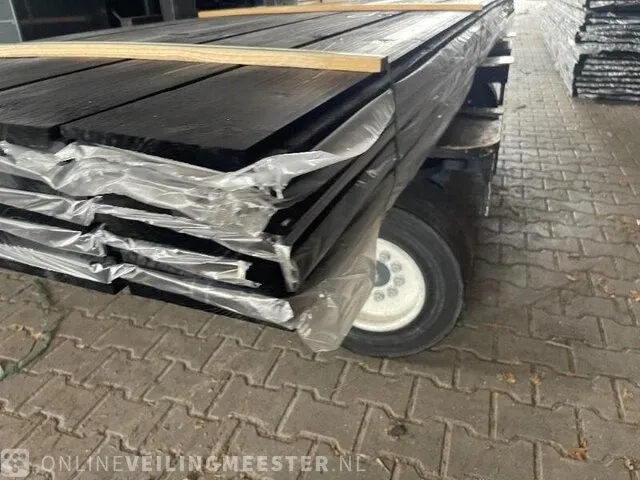 Ca. 50 douglas zweeds rabat zwart gecoat , 23x180mm, lengte 400cm - afbeelding 2 van  4