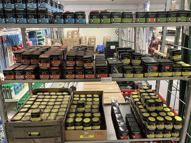 Ca. 500x expanded diverse pluggen en ijzerwaren in blik - afbeelding 1 van  10