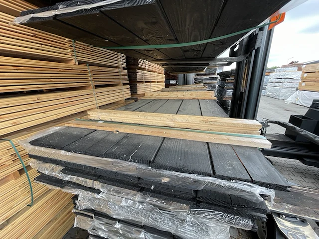 Ca. 50x douglas veer en groef zwart gecoat, 18x190mm, lengte 400cm - afbeelding 1 van  3