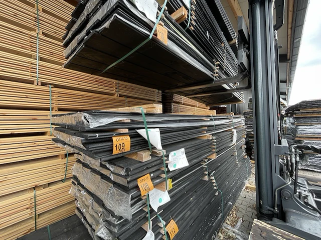 Ca. 50x douglas veer en groef zwart gecoat, 18x190mm, lengte 400cm - afbeelding 2 van  3