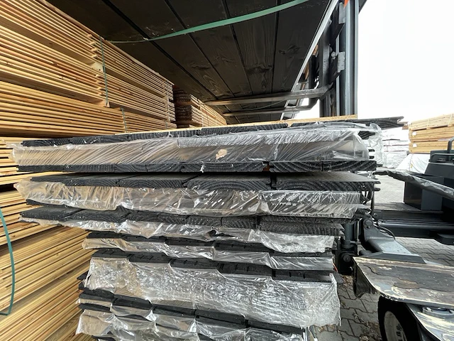 Ca. 50x douglas veer en groef zwart gecoat, 18x190mm, lengte 400cm - afbeelding 3 van  3