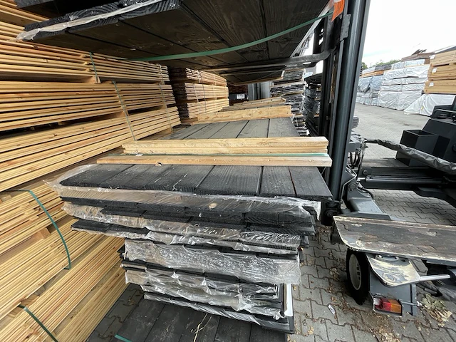 Ca. 50x douglas veer en groef zwart gecoat, 18x190mm, lengte 400cm - afbeelding 1 van  3