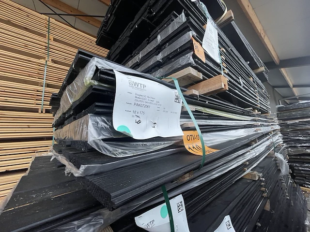Ca. 50x douglas veer en groef zwart gecoat, 18x190mm, lengte 400cm - afbeelding 2 van  3
