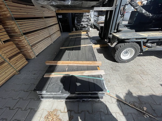 Ca. 50x douglas veer en groef zwart gecoat, 18x190mm, lengte 400cm - afbeelding 1 van  3